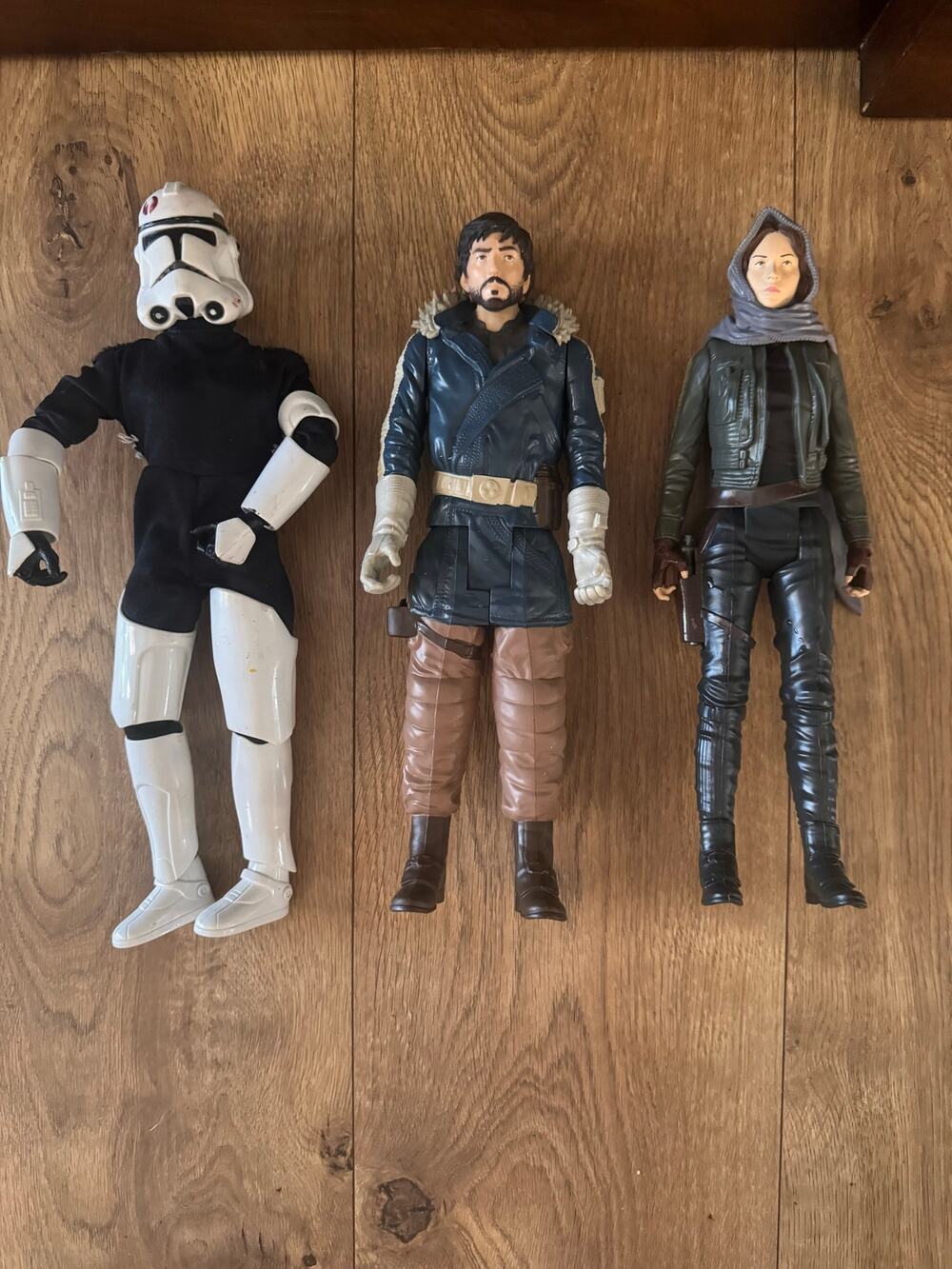 Star Wars action figures - sold as is